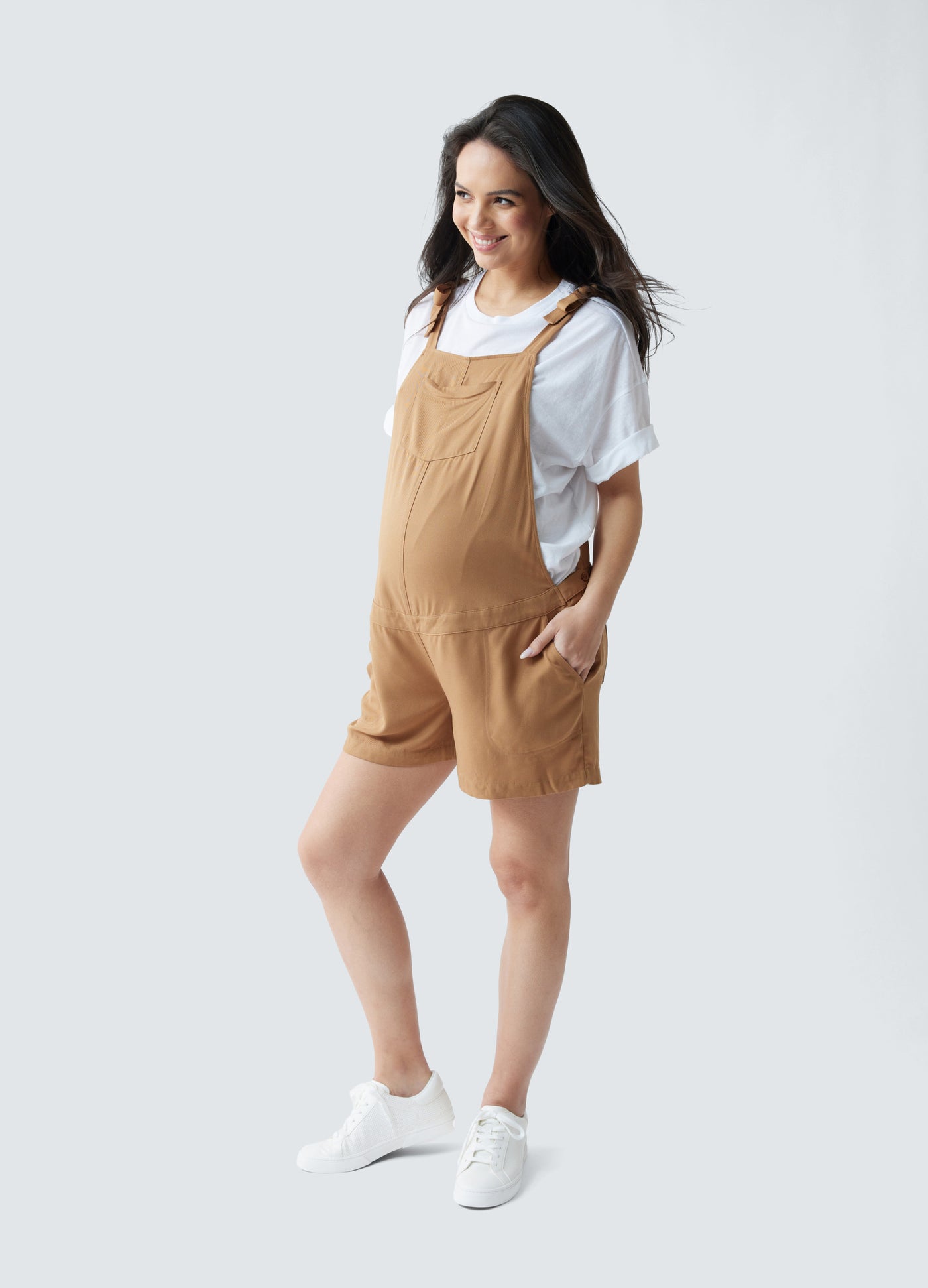 Bianca is 5’9”, 33 weeks pregnant, and wearing size M||Cappucino