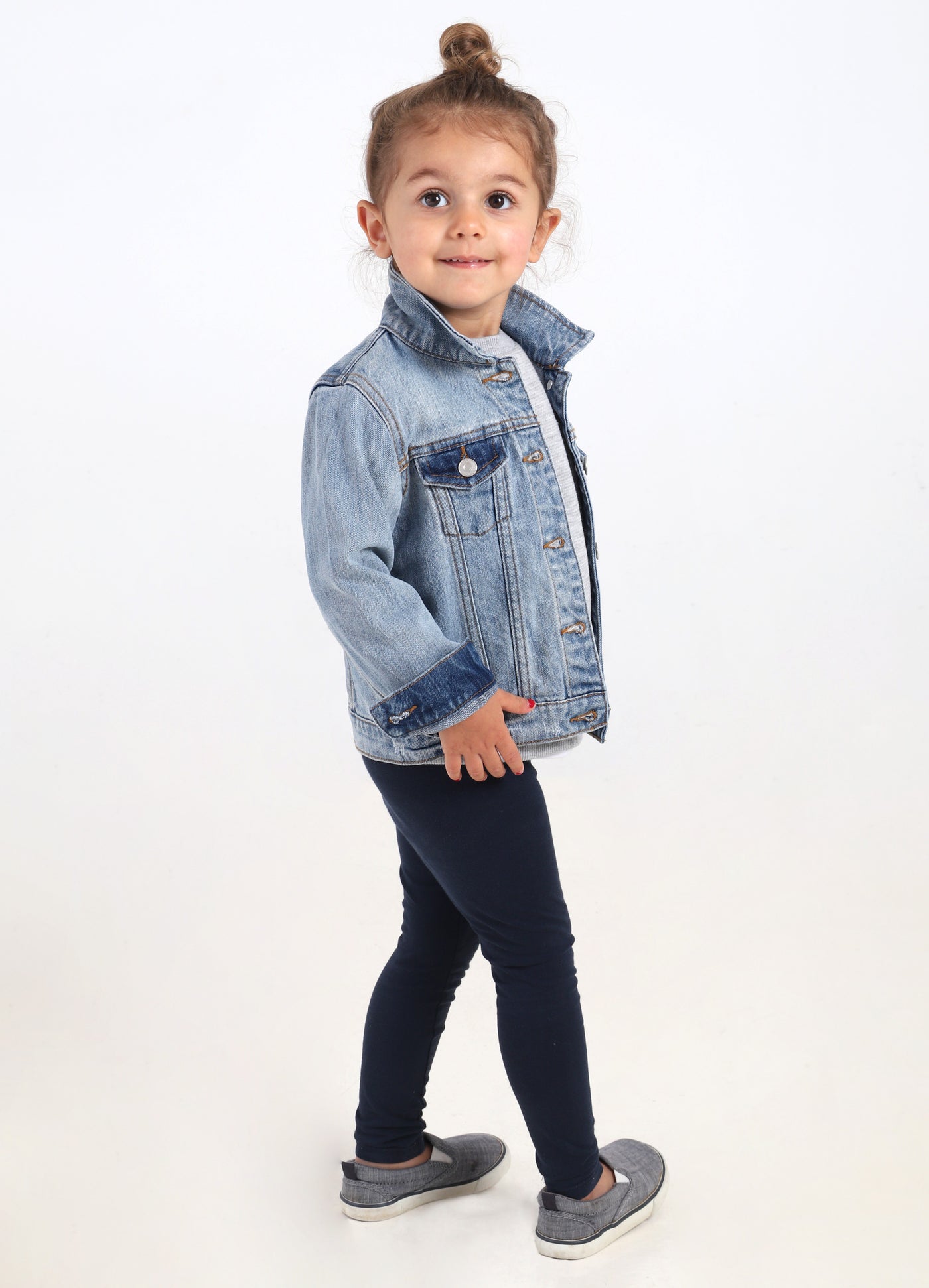 Model is 3 years old and wearing a 3T.||Light Wash