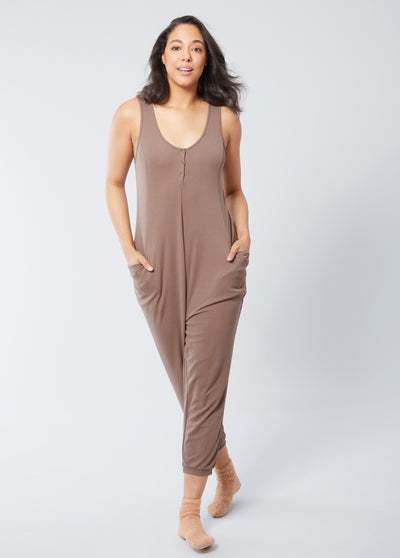 Adrienne is 5’11”, 2 months postpartum, and wearing size medium||Taupe