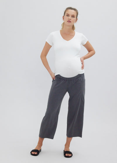 Svieta is 5’10”, 31 weeks pregnant, and wearing a size medium||Asphalt