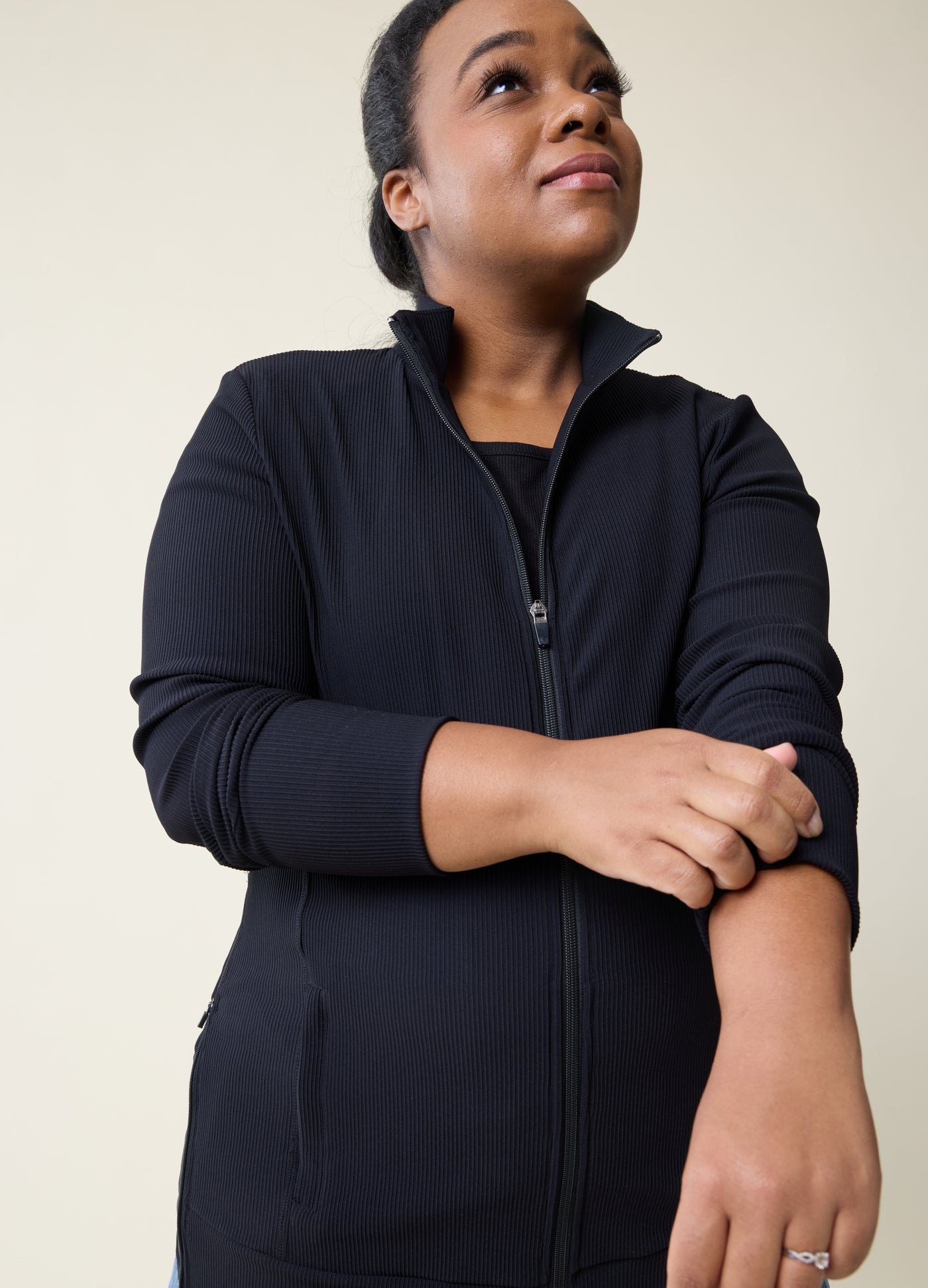 Maureshia is 5 months pregnant and wearing size large||black::hover