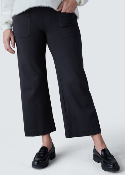Renee is 5'8", 30 weeks pregnant, and wearing size medium||Black Onyx