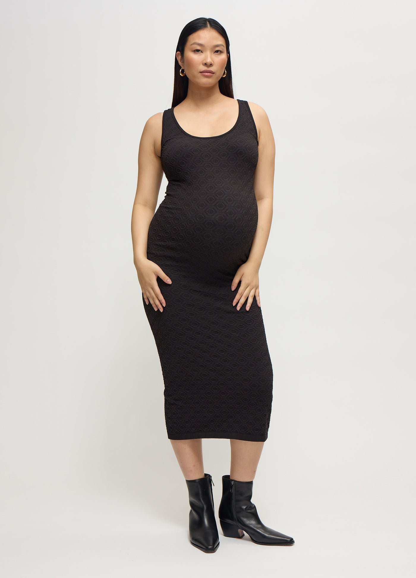 Cassie is 8 months pregnant and wearing a size medium || black