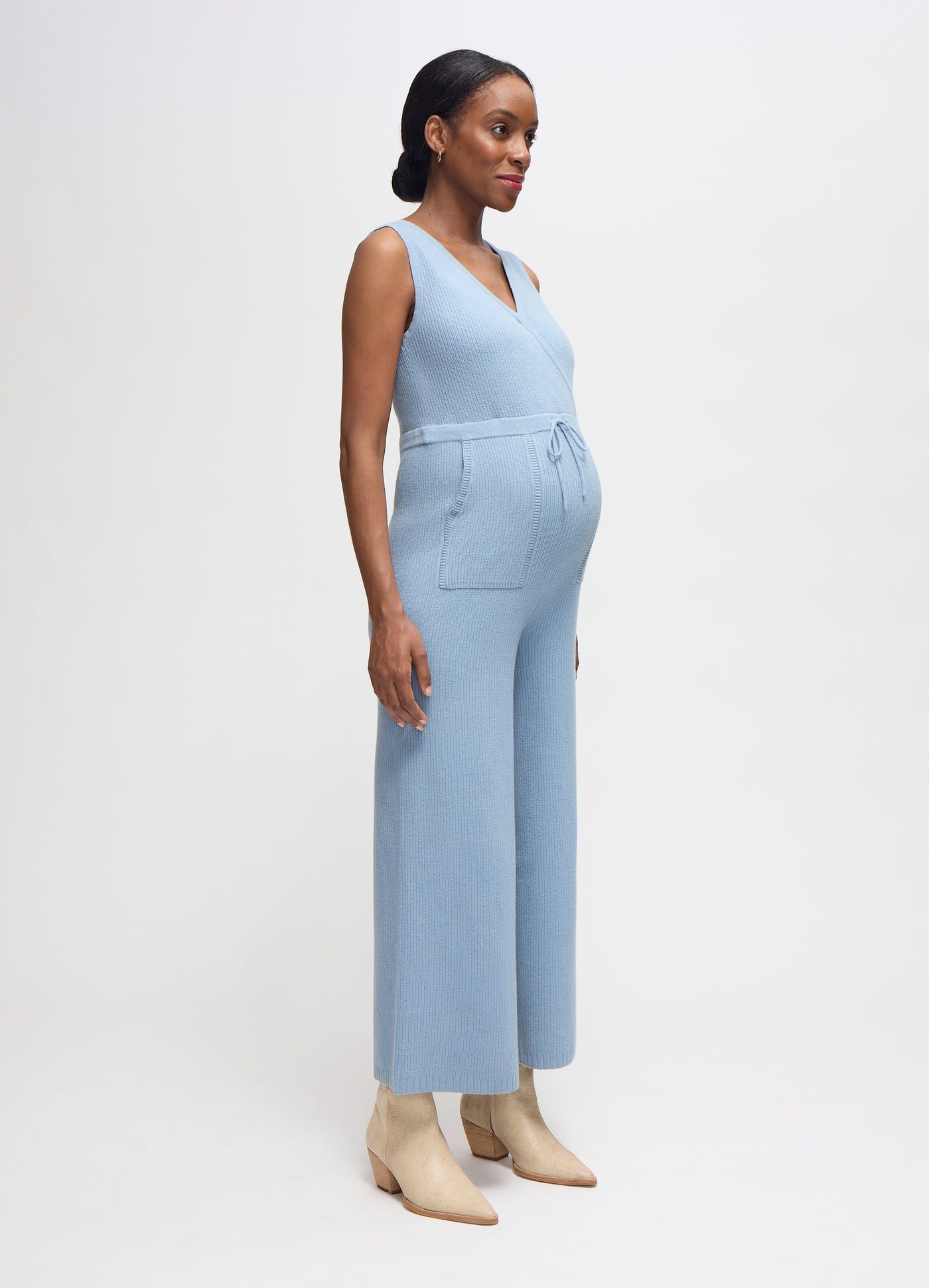 AJ is 6 months pregnant and wearing a size Small || blue gray