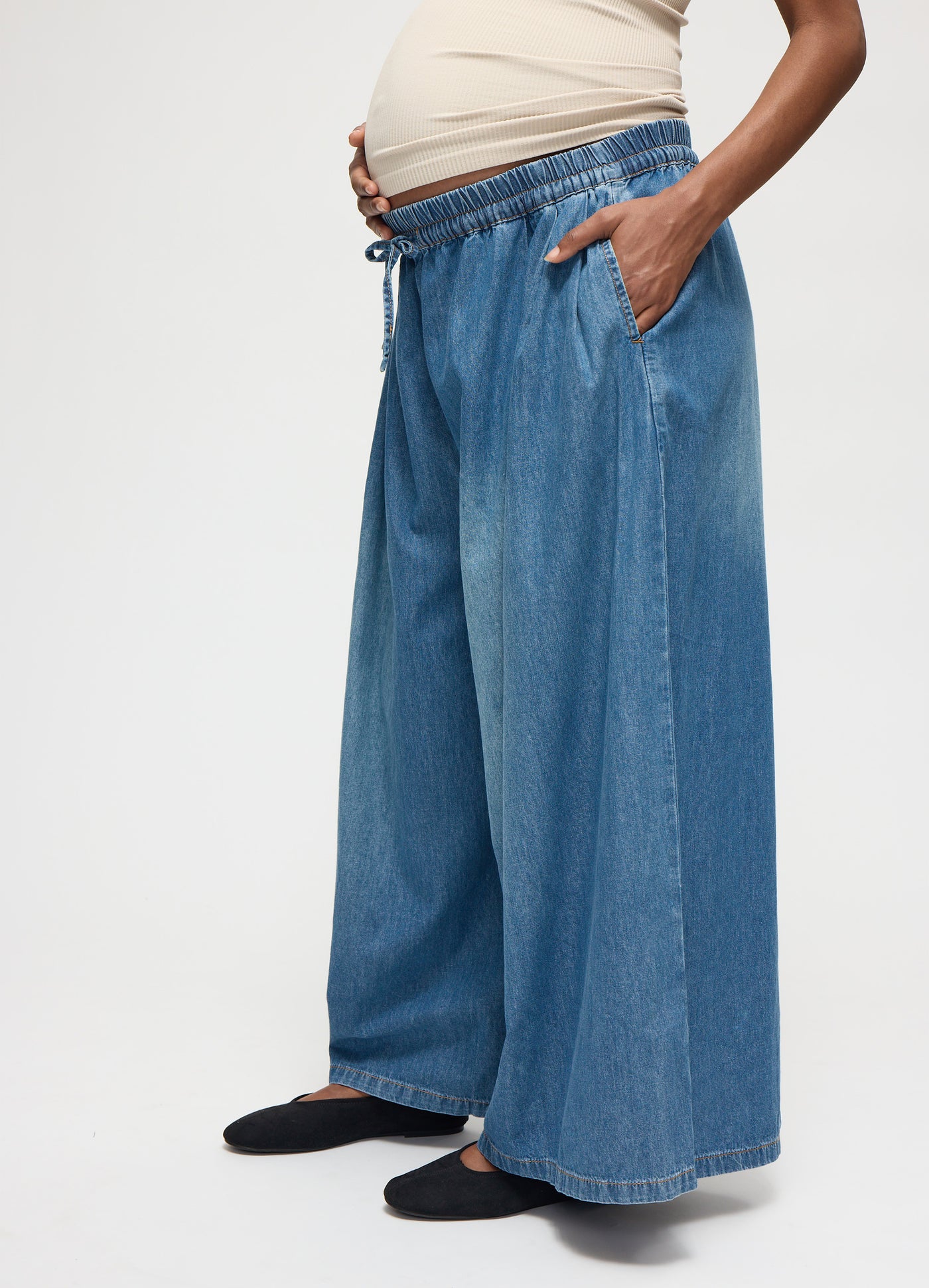 AJ is 6 months pregnant and wearing a size Small ||medium wash