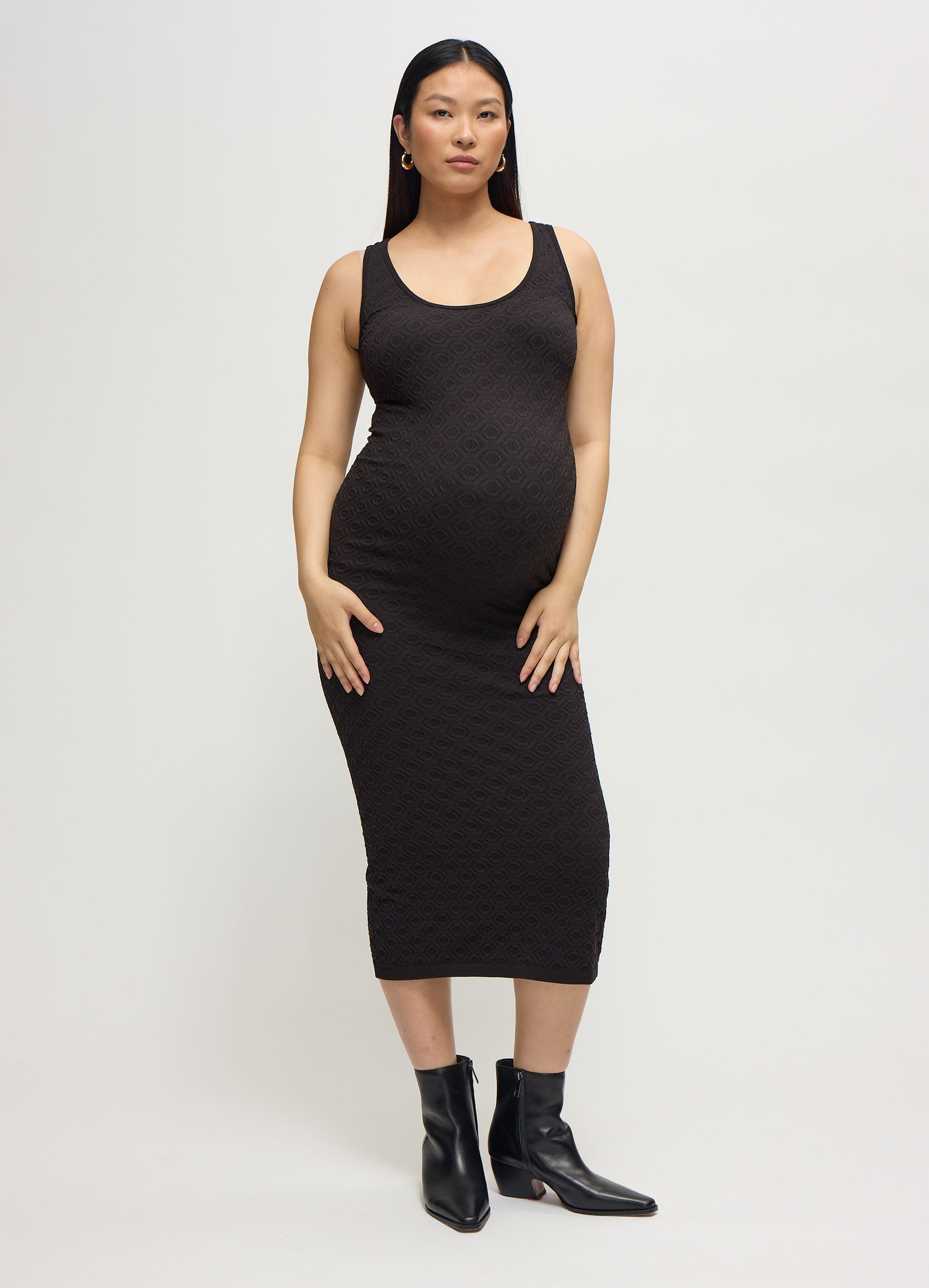 Textured Bodycon Maternity Midi Dress – Ingrid & Isabel