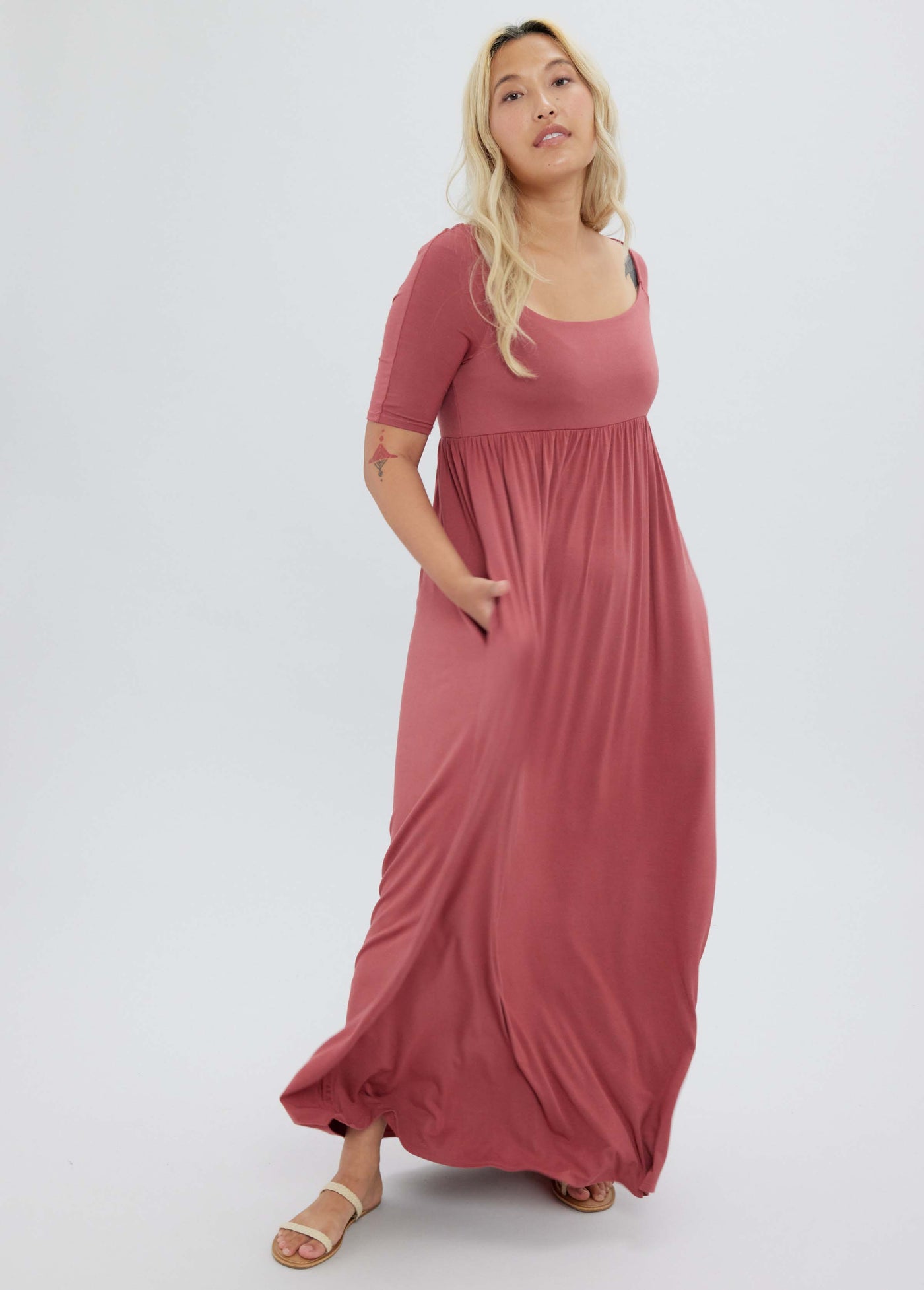Allie is 5'6", 5 months postpartum, and wearing a size medium﻿||Clay