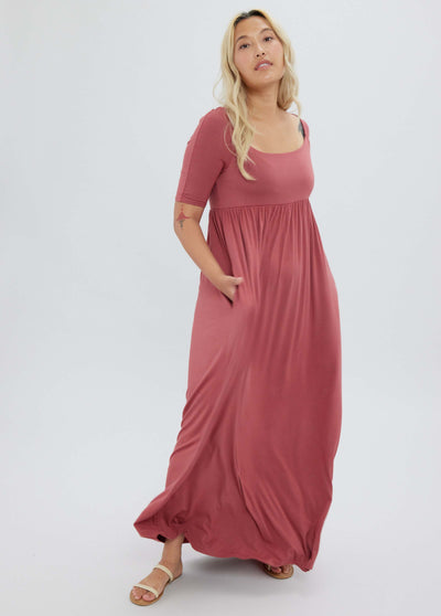 Allie is 5'6", 5 months postpartum, and wearing a size medium﻿||Clay