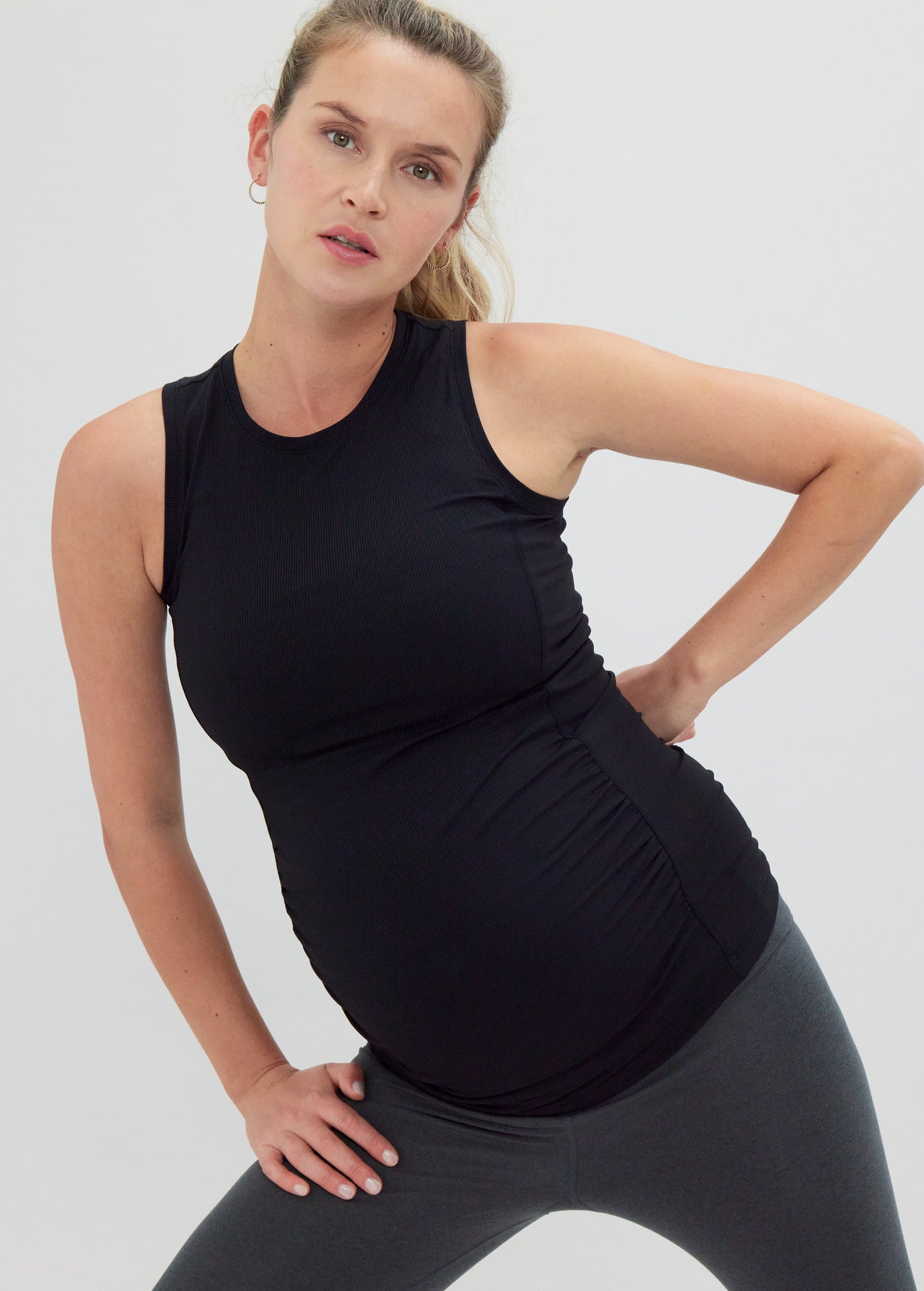 Svieta is 5 '10”, 31 weeks pregnant, and wearing a size medium||Black