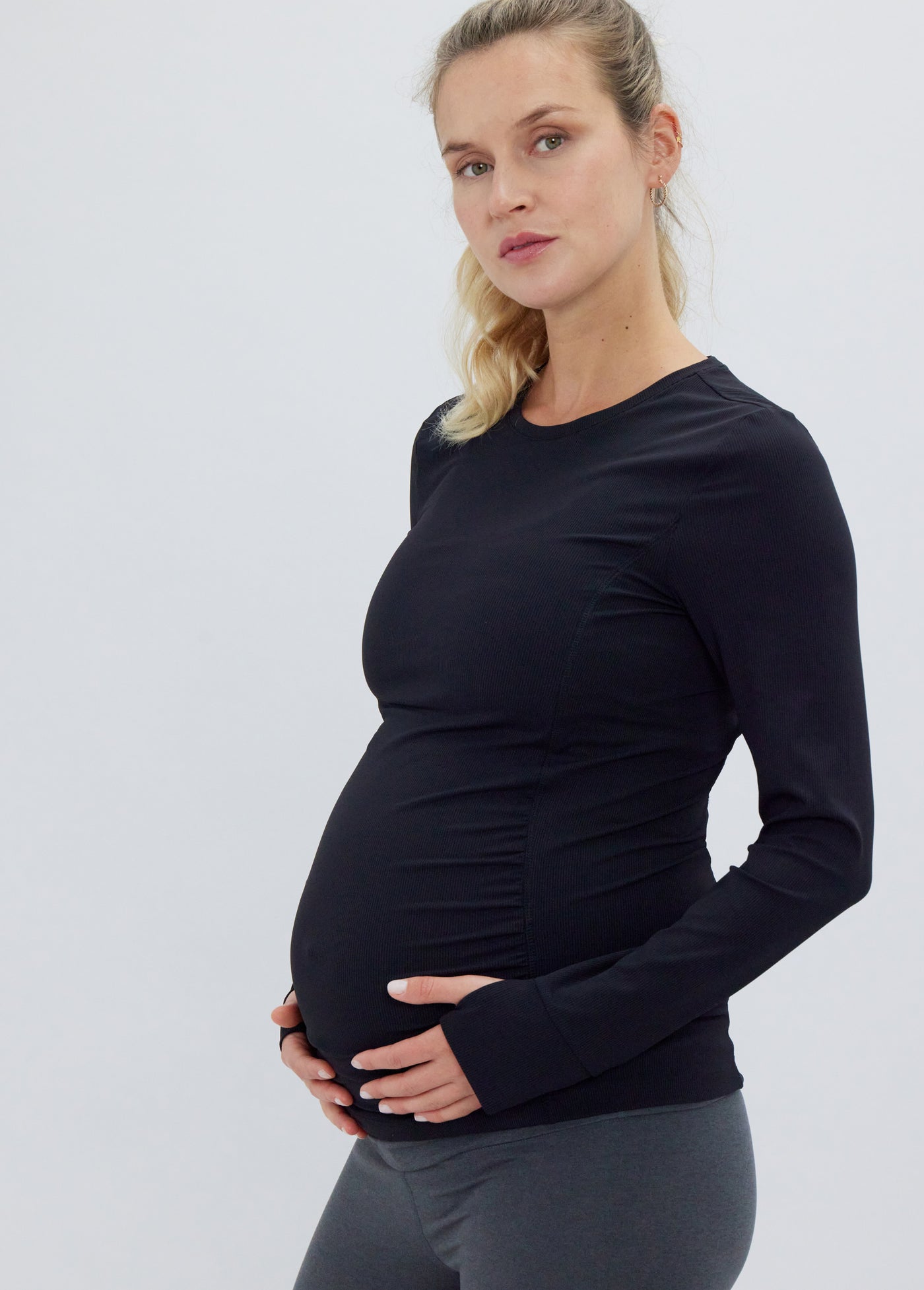Svieta is 5 '10”, 31 weeks pregnant, and wearing a size medium||Black
