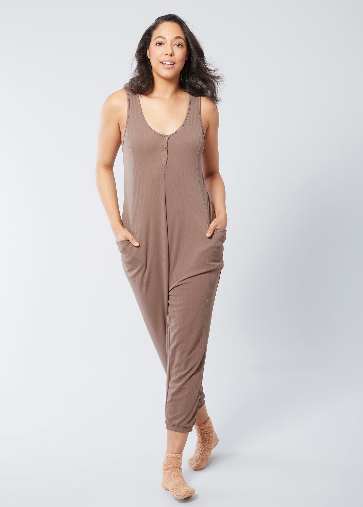 Adrienne is 5’11”, 2 months postpartum, and wearing size medium||Taupe