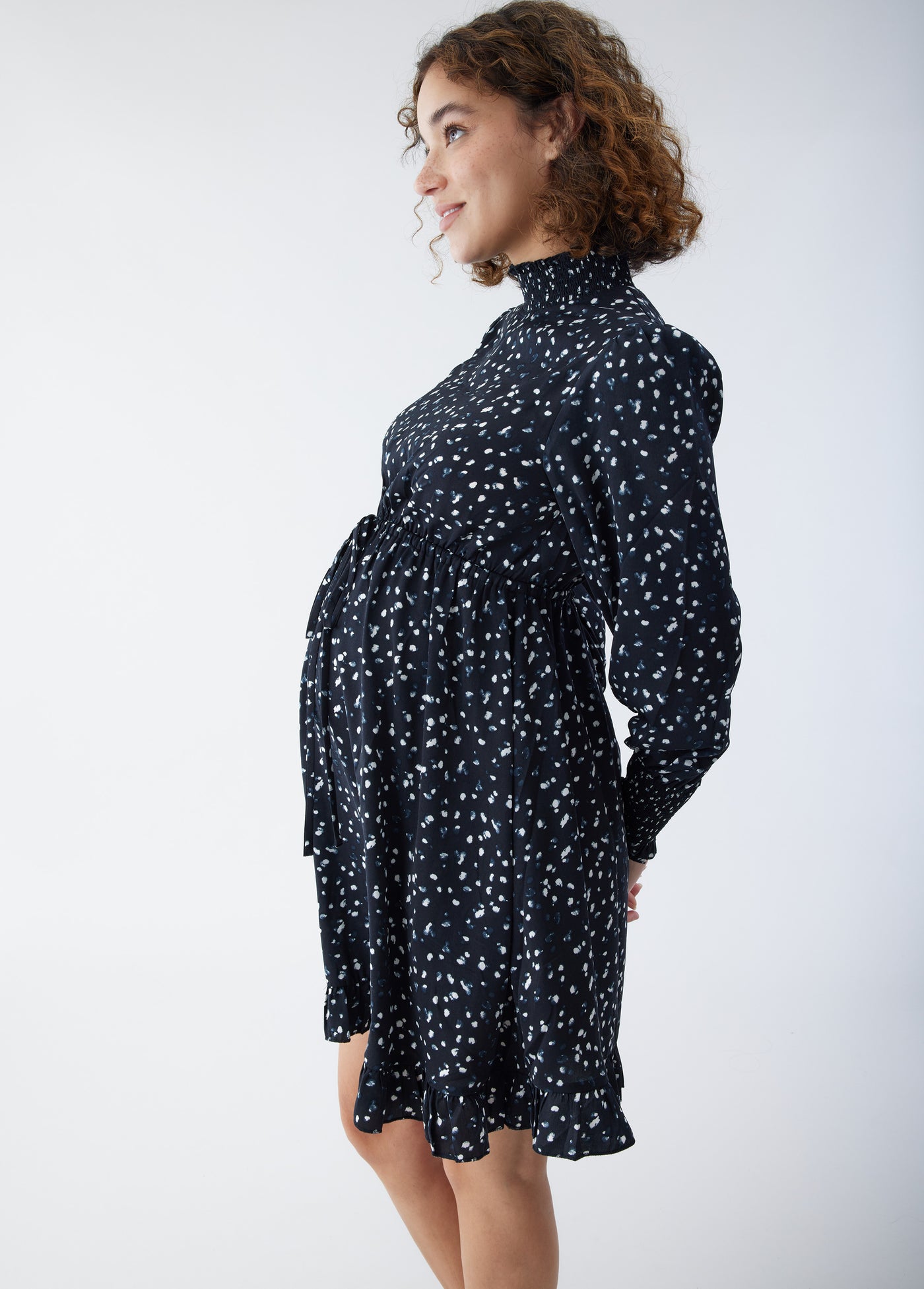 Tashi is 5’7", 24 weeks pregnant, and wearing size small||Dot