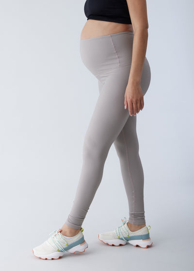Tashi is 5’7", 24 weeks pregnant, and wearing size small||Putty
