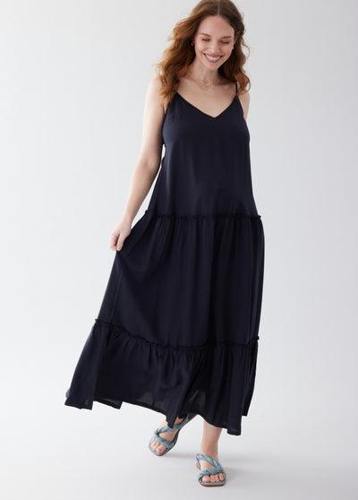 Maria is 5’8”, 22 weeks pregnant, and wearing size small||Black